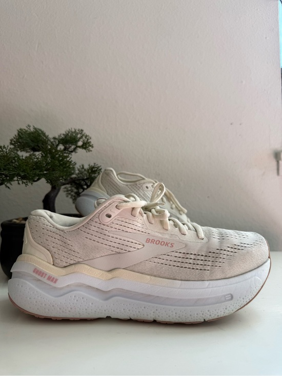 Brooks Shoes - Brooks Ghost max Women size 8.5 Running Shoes — Cream with Light Pink Accents